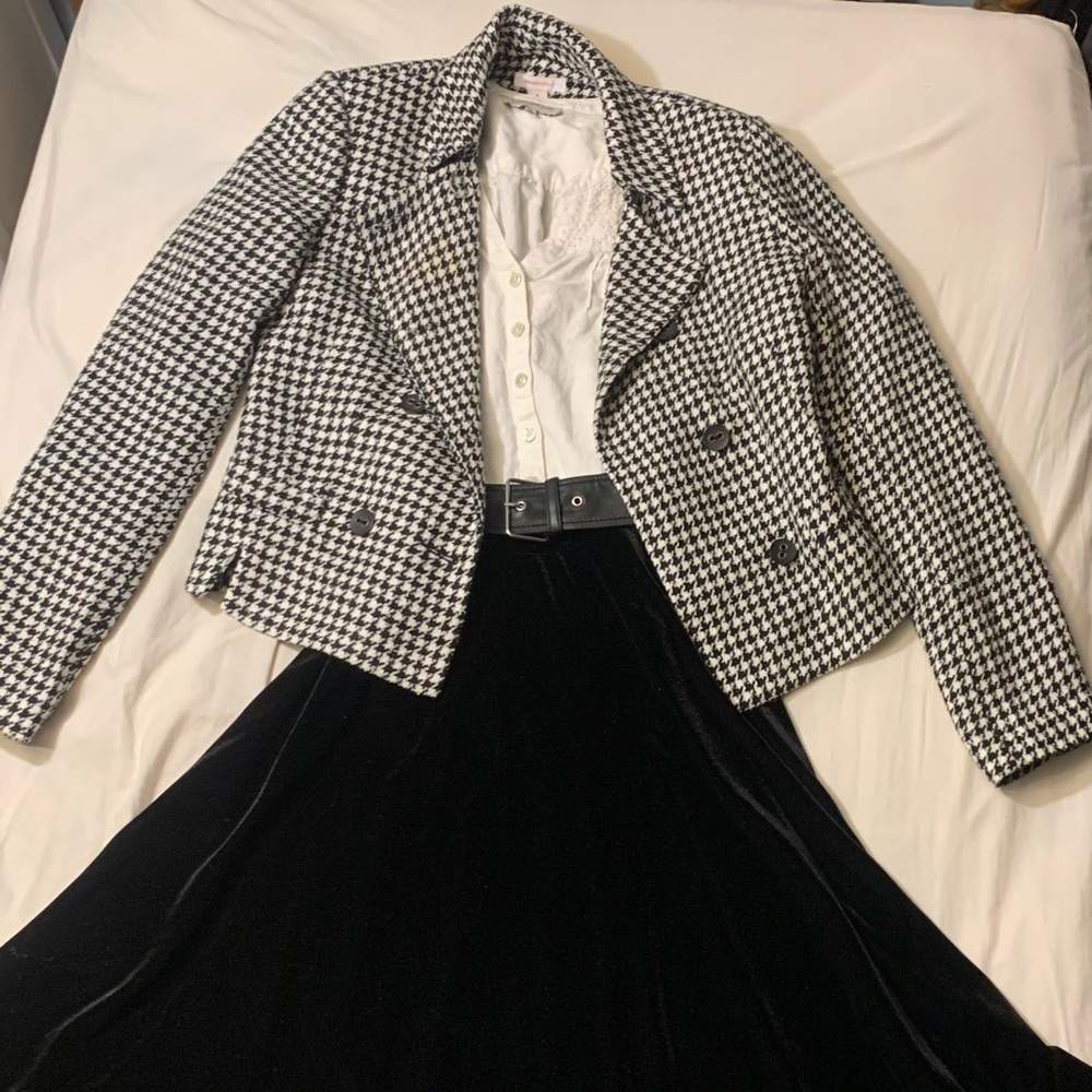 Stunning double-breasted houndstooth blazer. In excellent condition. Size 6.